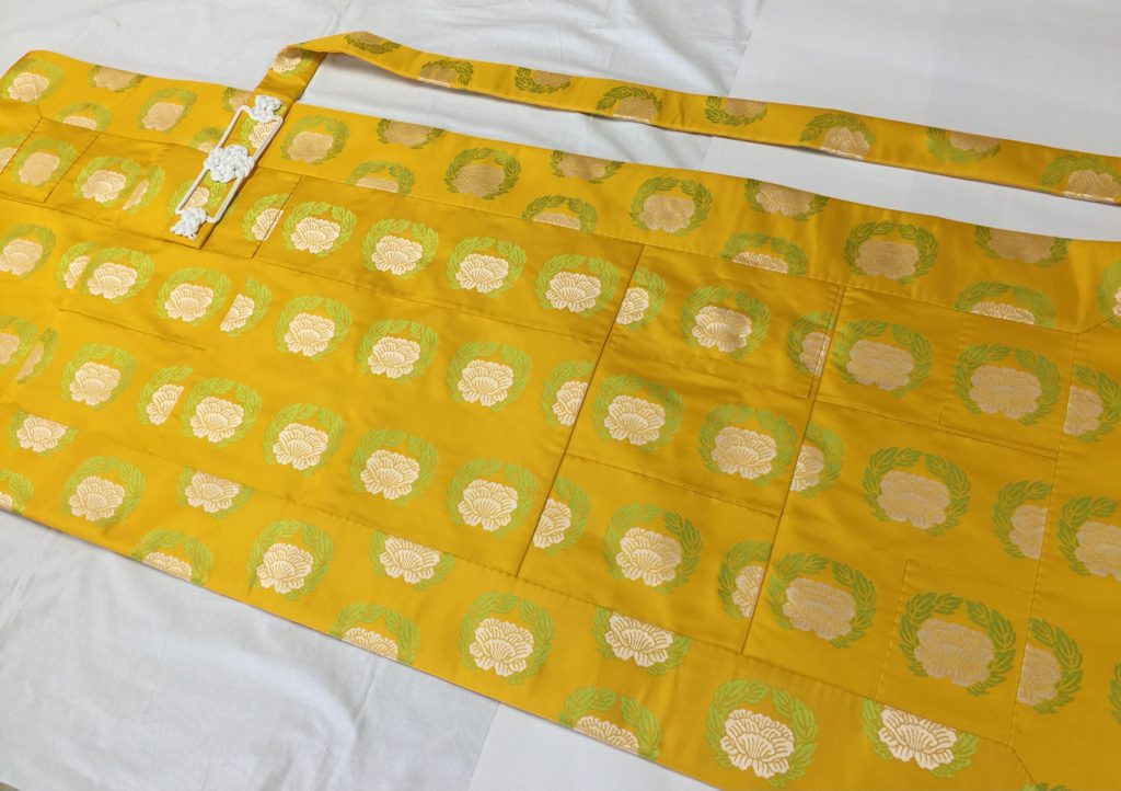 葉萌黄八葉牡丹紋五条袈裟