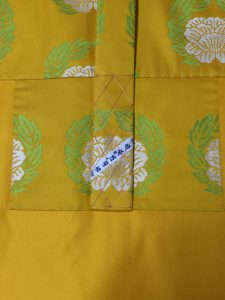 葉萌黄八葉牡丹紋